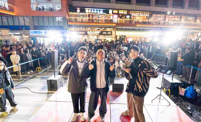 日前他更驚喜現身街頭，與busking表演者合唱《一生所愛》。