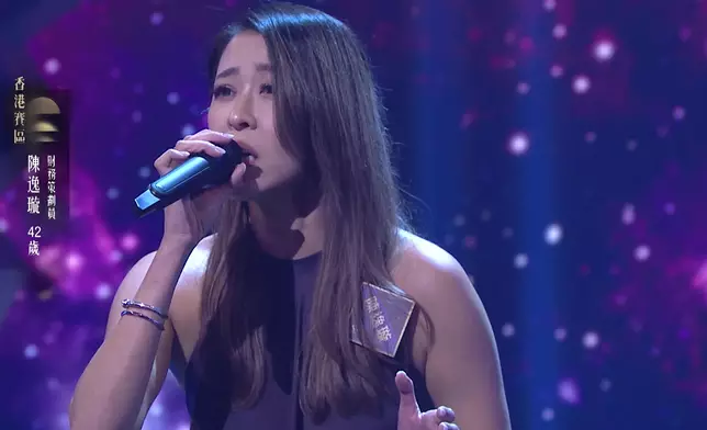 曾為歌手的陳逸璇她以露肩造型演繹《夜夜夜夜》。