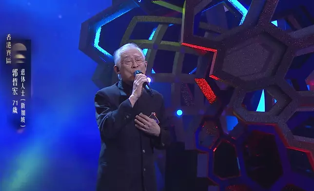 71歲的應用工程師郭哲宏，演唱歌曲是《塵緣》。