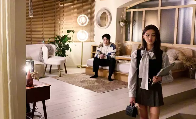 MV找來曾天妤（Ece）與何佩樺（Starla）擔任女主角。