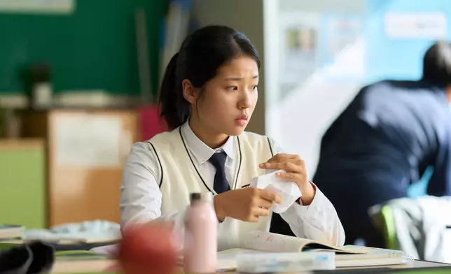 神秘的紙條逐漸揭開潛藏主仁內心的傷疤。安樂影片提供圖片