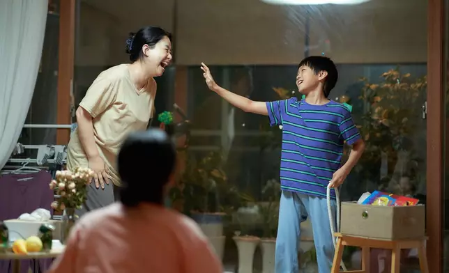 主仁和媽媽及弟弟感情要好。安樂影片提供圖片