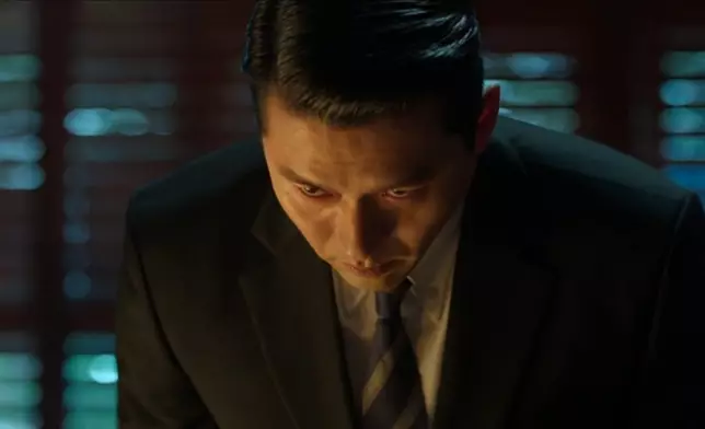 白冀兌完成任務，順勢大膽地跟對方談「生意」。Disney+提供圖片