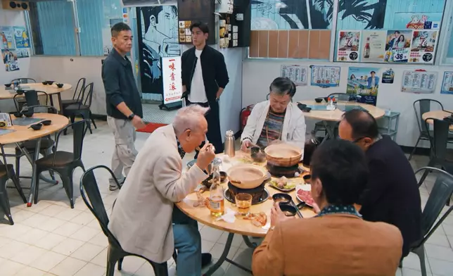 後尾連「山雞」陳小春都過嚟「踩場」，網民大讚係兩套經典港產電影的聯乘。