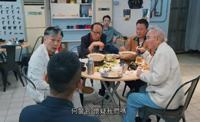 後尾連「山雞」陳小春都過嚟「踩場」，網民大讚係兩套經典港產電影的聯乘。