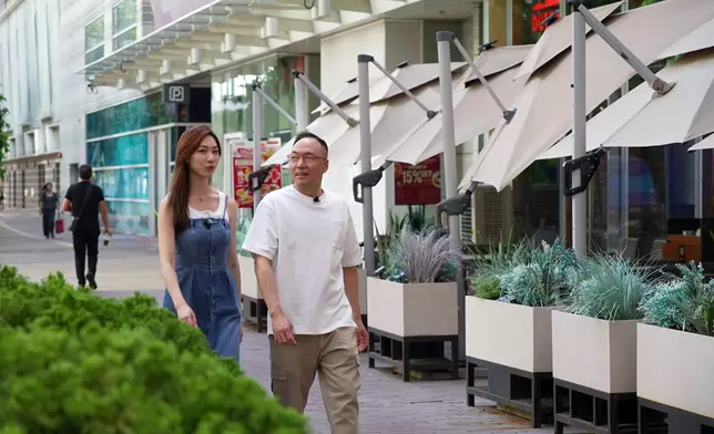 居港越南人Danny帶Carmaney到大角咀搵食。