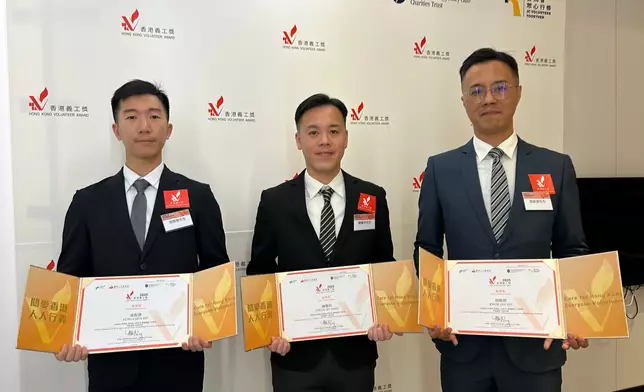 （左起）警員翁振傑、警長鍾肇恒和郭凱傑獲「義勇獎」。巴士的報記者攝