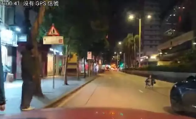 涉案的外籍女子坐在尖沙咀美麗都大廈對開的彌敦道馬路上。網上影片截圖