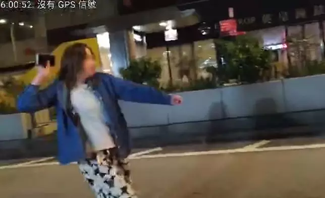 外籍女子向Tesla私家車投擲類似手機的物體。網上影片截圖