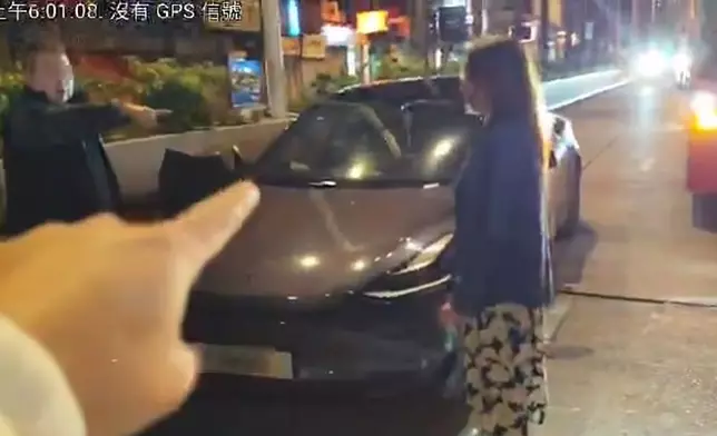 私家車司機和的士司機同聲喝止女子停止破壞車輛。網上影片截圖