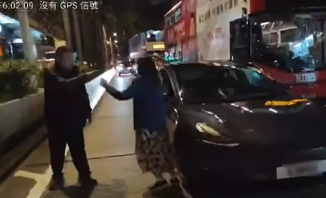 外籍女子企圖破壞倒後鏡，司機上前阻止。網上影片截圖