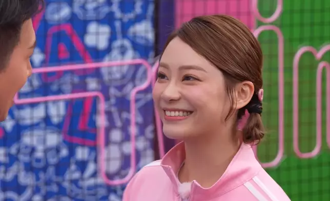 GM、Sophie甜蜜對望。