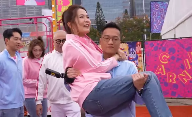 Matt「公主抱」Maggie面不改容。