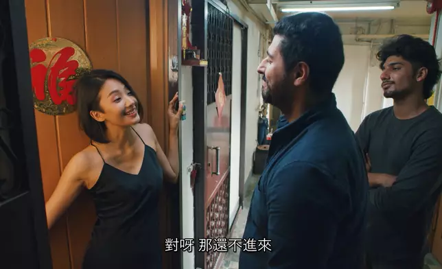 湯加文單件吊帶裙上陣「色誘」蘭崖軍團成員，為咗幫威威圓謊都去到好盡！