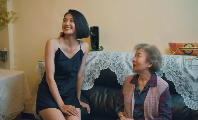 湯加文單件吊帶裙上陣「色誘」蘭崖軍團成員，為咗幫威威圓謊都去到好盡！