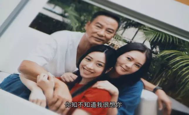 擺喺任達華同珍妹屋企嘅全家幅，潘藝桐個樣同阿女真係有幾分相似。