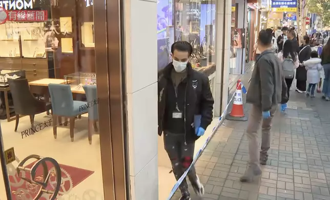 尖沙咀有珠寶錶行遇劫，警方到場調查。有線新聞影片截圖