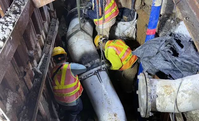 水務署表示，星期日早上順利完成坪輋路地底永久喉管接駁工程。FB圖片