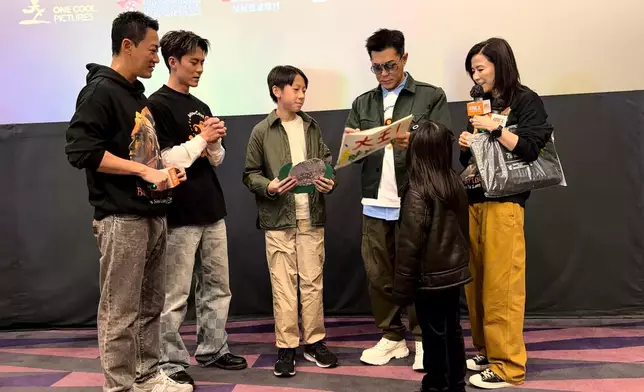 古天樂幫小粉絲簽名