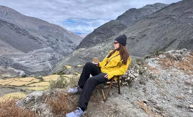 不但成功挑戰海拔5,200米的珠穆朗瑪峰大本營，還在旅途中獲得創作靈感，寫下《立斷》這首歌。