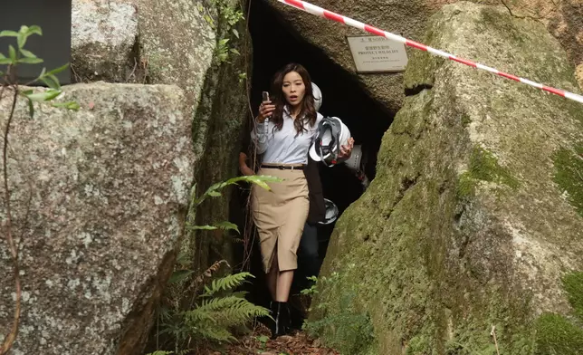 阿賴今次可謂出盡板斧展現女性完美線條。