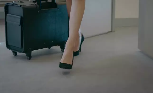 阿賴今次可謂出盡板斧展現女性完美線條。