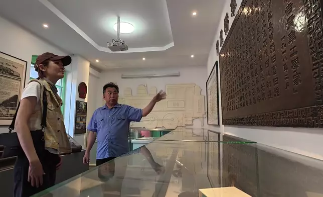 Janis在青龍橋站車長，家族三代都是此站車長的楊存信帶領下，從青龍橋站一睹這條百年鐵路的歷史痕跡。