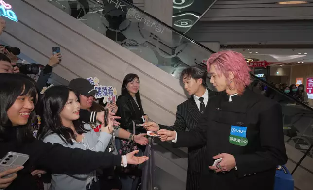 參賽者派發照片卡予粉絲。