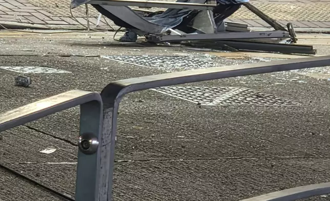 現場所見，懷疑涉事單位的窗框脫落，街上就有扭曲的窗框跌至馬路。土瓜灣之友fb圖片