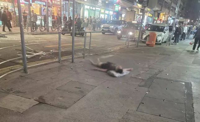 消防到場將火救熄，發現男子倒臥大廈對開，全身多處燒傷。土瓜灣之友fb圖片