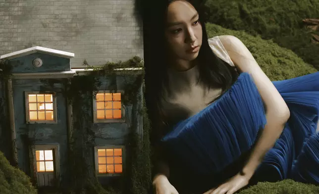 新歌由日本著名音樂人KOKIA度身譜曲，融合愛爾蘭風格旋律，Gigi以空靈聲線演繹，盼樂迷陪伴展開新旅程。