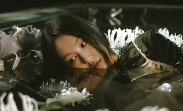 為配合歌曲意境，Gigi在MV中搏盡演出，不僅浸水拍攝，更挑戰吊威也飛天鏡頭。