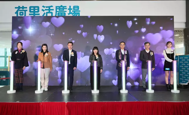 主禮儀式(左起)李金容、陳頌琳、何啟明、陳鳳玲、馬驊伯、黃錦成、吳若希