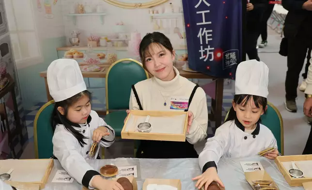 吳若希在親子「愛心理財工作坊」與扮小廚師的小朋友一齊整餅。