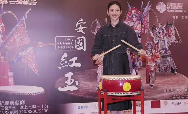 梁非同一顯身手以雷鳴擊鼓特別方式登場，喻意「非同劇團」首演響鑼震聲威。