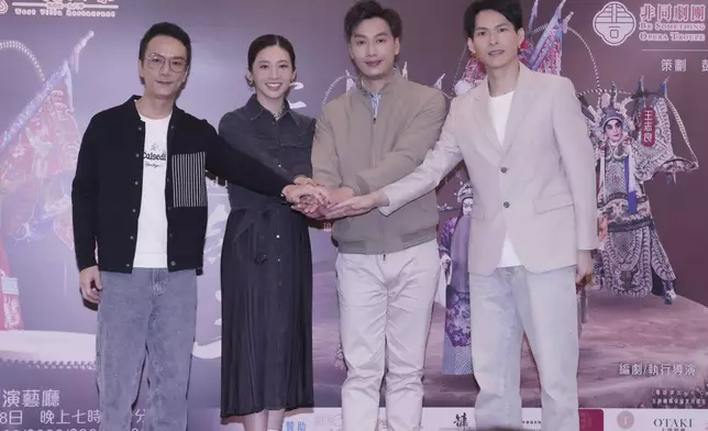 符樹旺（左一）、王志良（右二）與莫華敏（右一）恭喜梁非同（左二）成為班主，一起演出《安國紅玉》。