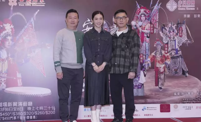 擊樂領導高潤權（左一）與音樂領導彭錦信（右一）支持梁非同。