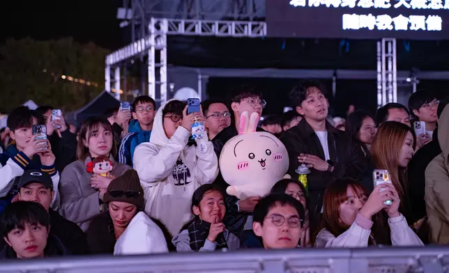 安仔呼籲觀眾帶心愛公仔入場，很多粉絲聽話帶埋公仔一齊玩。