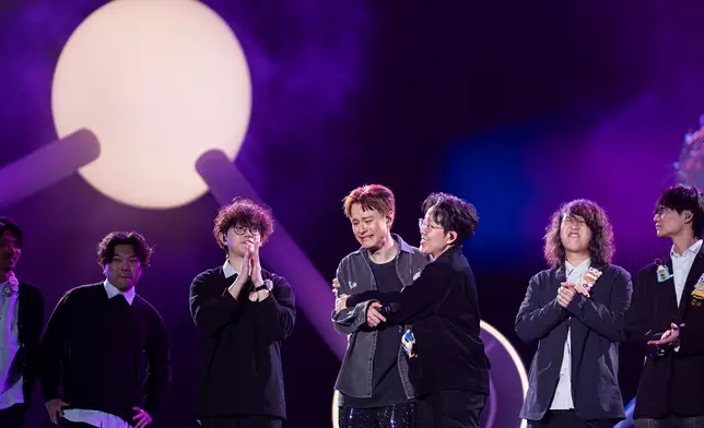 安仔哭成淚人。