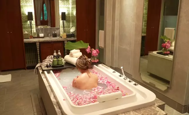 波波笑言花浴令她想起古裝劇。