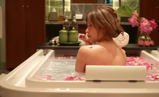 波波笑言花浴令她想起古裝劇。