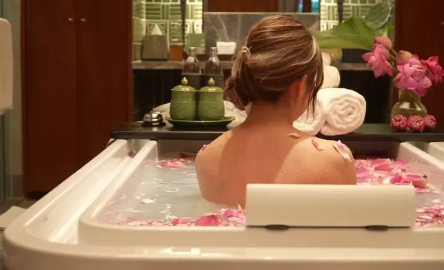 波波笑言花浴令她想起古裝劇。