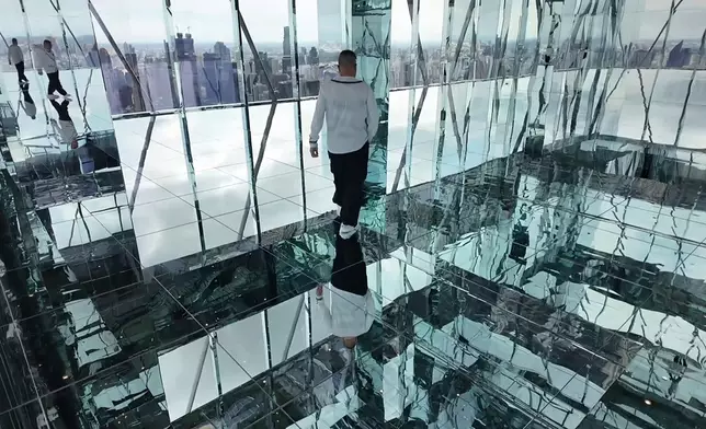 鏡子世界及燈世界極其壯觀。