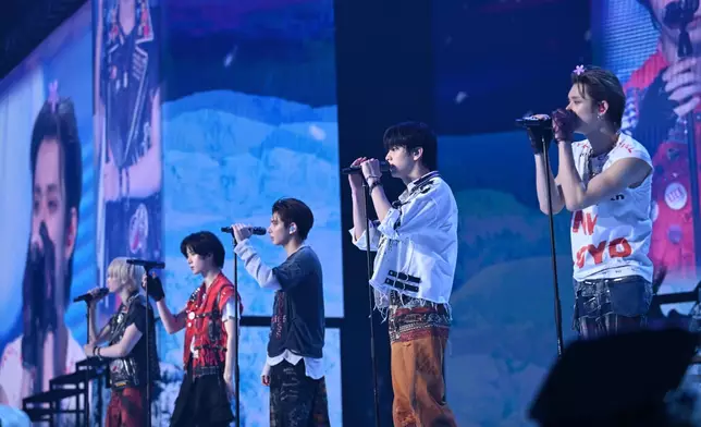 成員們各自用廣東話向粉絲打招呼。主辦單位提供圖片