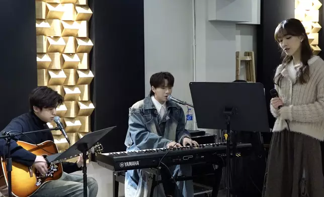 陸卓謙、胡子貝、甄敏芳夾band預備「《this is OUR STAGE》聲秀畢業演唱會」。