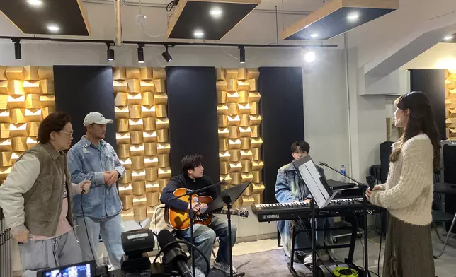 導師蘇永康、吳浩康耐心教導三位學員如何做好「畢業的意義」。