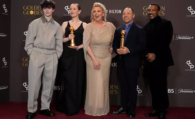 《混沌少年時》4獎橫掃 最年輕男配Owen Cooper封神。左起，Owen Cooper、Erin Doherty、Hannah Walters, Stephen Graham,及 Ashley Walters 。AP圖片