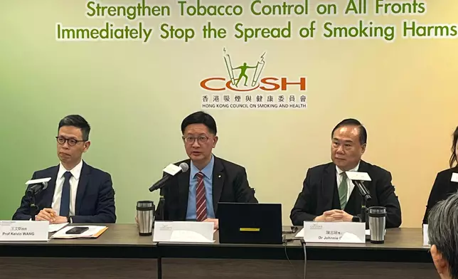 吸煙與健康委員會主席湯修齊（中）。巴士的報記者攝