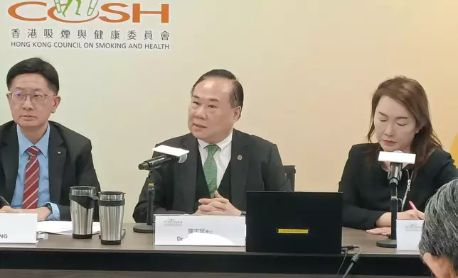 吸煙與健康委員會副主席陳志球（中）。巴士的報記者攝