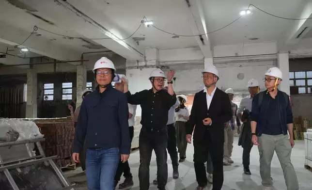 房屋局副局長戴尚誠早前視察位於油塘的過渡性房屋項目「光廈」的改建進展。何永賢FB